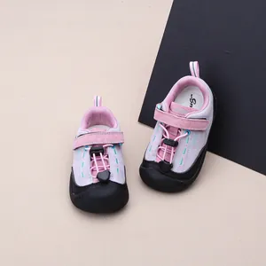 Draufsicht auf lila Kinder-Sneaker mit Klettverschluss für sportliche Aktivitäten