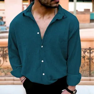 Dettaglio ravvicinato della camicia casual da uomo in tessuto stropicciato blu petrolio
