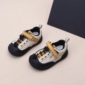 Detailansicht der beigen Outdoor-Kinderschuhe mit rutschfester Gummikappe und Klettverschluss