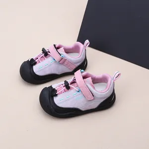 Detailaufnahme von rosa Kinder-Outdoor-Sneakern mit Zehenschutz und Klettverschluss.