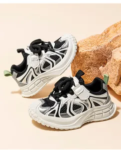 Vue latérale de baskets à plateforme pour femmes avec maille respirante noire et blanche