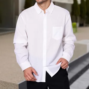 Minimalistisch wit herenoverhemd met lange mouwen en een stijlvolle borstzak detail