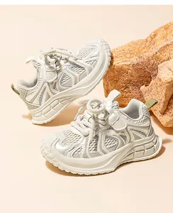 Vue détaillée de baskets beiges à semelles épaisses et empiècements en maille respirante.