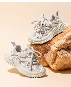 Vue détaillée de baskets chunky respirantes à la mode avec semelles compensées sur des rochers.