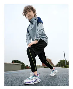 Chaussures de course pour adolescents avec boucle rotative sur une piste d'athlétisme