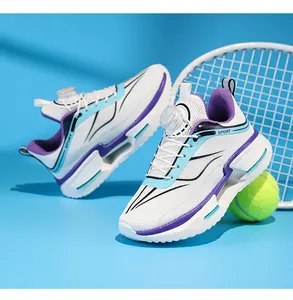 Détail d'une basket en mesh blanc respirant avec des touches violettes et bouton rotatif