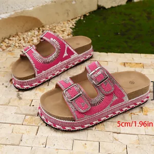 Vista detallada de sandalias de plataforma rosa con tacón de corcho de 5cm y pedrería