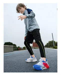 Gros plan sur les chaussures de course bleues respirantes pour garçons avec boucle