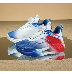 Détail de chaussures de sport respirantes avec système de laçage rotatif et dégradé.