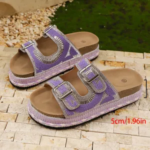 Vista lateral de sandalias de cuña con pedrería morada que muestra plataforma de 5 cm