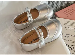 Schicke silberne Metallic-Mädchenschuhe Mary Jane mit elegantem Perlenriemen für Kinder
