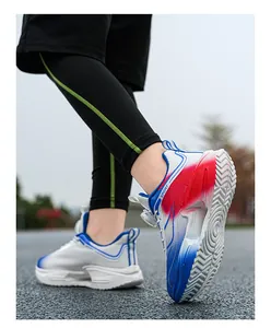 Gros plan de chaussures de sport pour jeunes avec boucle rotative et mesh aéré.