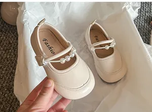 Detailansicht der beigen Mädchen-Prinzessinnenschuhe mit elegantem Perlenriemen