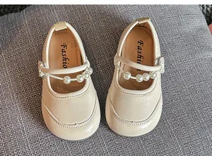 Elegante cremefarbene Mary-Jane-Schuhe mit Perlenriemen für Kleinkinder