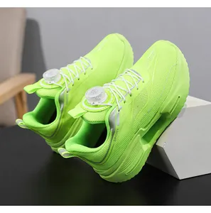 Gros plan sur des chaussures de sport fluo avec mesh respirant et boucle rotative