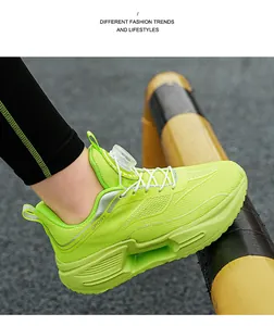 Détail de chaussure de course vert citron avec système de boucle rotative