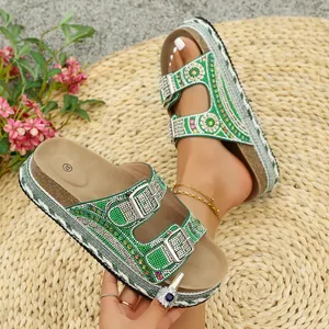 Sandalias de plataforma verdes con pedrería exquisita y hebilla metálica doble