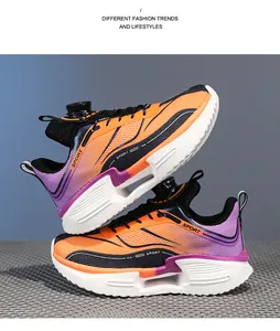 Gros plan de chaussures de sport en mesh pour ados avec boucle rotative en orange violet.