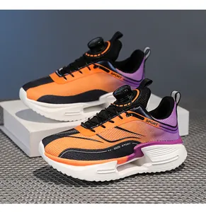 Détail de chaussures de course pour garçons avec système de laçage rotatif et maille respirante