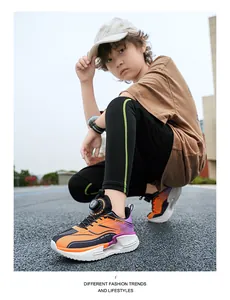 Détail de la chaussure de sport pour ado avec boucle rotative et maille respirante