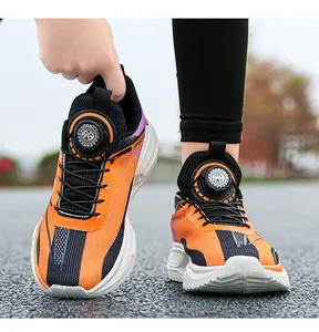 Vue détaillée de chaussures de sport pour jeunes avec maille orange et système de laçage rotatif