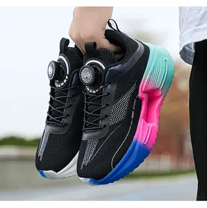 Détail de chaussures de sport en mesh avec semelles dégradées et boucle rotative