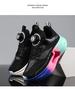 Détail de chaussures de sport pour jeunes respirantes avec fermeture à boucle rotative.