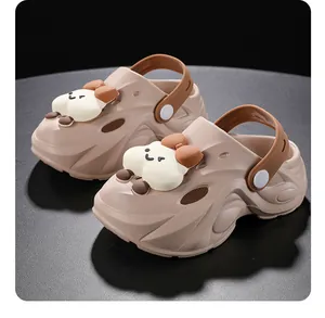 Detailansicht der khakifarbenen Kinder-Clogs mit niedlichem Wolken-Accessoire-Design