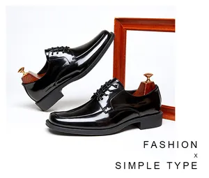 Vue détaillée des chaussures Derby en cuir brillant noir à bout carré pour hommes