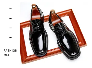 Gros plan de chaussures Derby élégantes en cuir verni noir brillant à bout carré pour hommes.