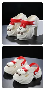 Detailansicht weißer Kinder-Clogs mit niedlichen Ornamenten mit roter Schleife