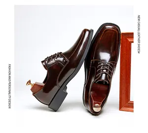 Gros plan premium des chaussures Derby en cuir marron brillant à bout carré pour hommes