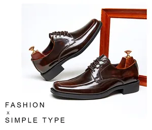 Vue détaillée de chaussures Derby marron brillant avec embauchoirs en bois de luxe