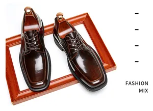 Détail de chaussures Derby en cuir verni marron brillant à bout carré vue de dessus