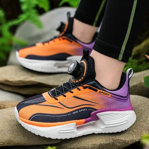 Chaussures de sport pour jeunes avec maille respirante et boucle rotative orange et violette.