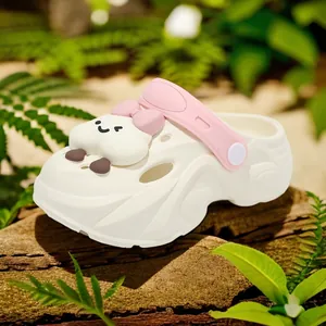 Weiße Kinder-Garten-Clogs mit rosa Riemen und niedlichem Comic-Wolken-Ornament