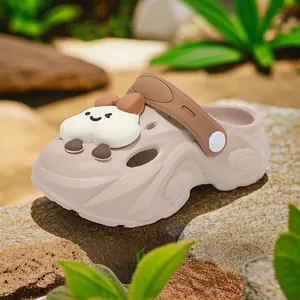 Bequeme beige Kinderclogs mit süßem Cartoon-Anhänger für den Sommer am Strand, rutschfest