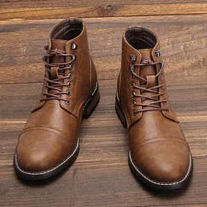 Strapazierfähige braune Herren-Arbeitsstiefel mit Schnürung auf Holzhintergrund