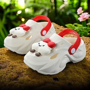 Bequeme weiße Gartenclogs für Kinder mit süßen Wolken-Anhängern und rotem verstellbarem Riemen