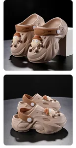 Close-up van beige kinderklompen met schattige 3D-schaapdecoratie en dikke zolen