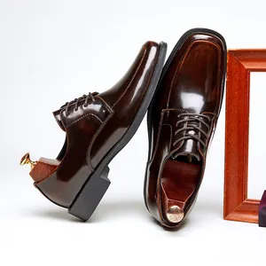 Chaussures Derby marron vernies élégantes à bout carré pour hommes en style professionnel