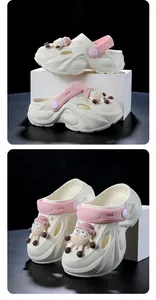 Detailopname van kinder tuinklompen met roze band en schattig schaapje