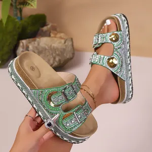 Sandalias de plataforma verdes de lujo con pedrería brillante, suelas de corcho y hebillas metal