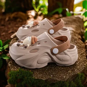 Leuke beige kinderklompen met schaapje en zachte dikke zool voor meisjes