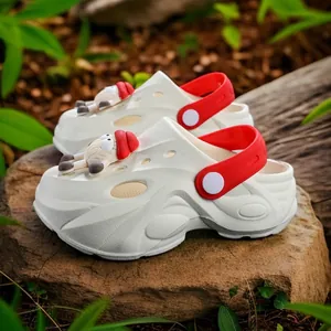 Witte kinderklompen met rode band en schattige cartoon schaap hanger bovenop