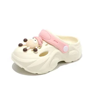 Zomerse strandklompen voor kinderen in crème met schattig cartoon schaap voor meisjes