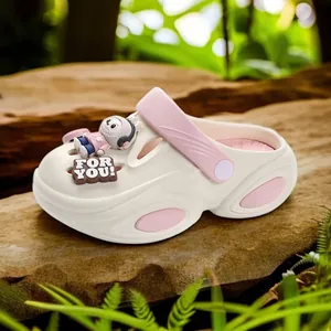 Comodi zoccoli per bambini crema e rosa con ciondolo astronauta per l'estate al mare