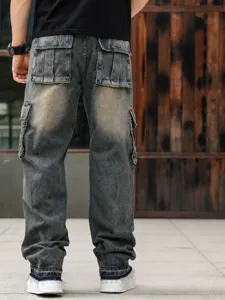 Detailaufnahme des trendigen offenen Saumdesigns an dieser lockeren Cargo-Jeans für Herren
