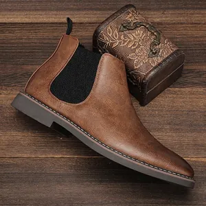 Klassische braune Chelsea-Boots für Herren im britischen Stil mit Gummizugeinsatz.