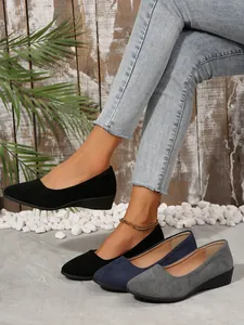 Spitz zulaufende Wildleder-Loafers mit Keilabsatz für Damen in Schwarz, Blau und Grau